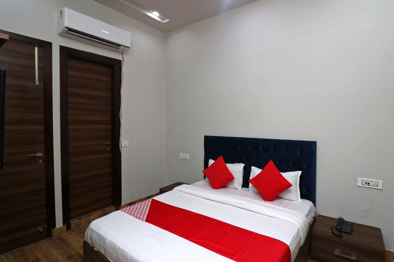 Oyo 38799 Savoy Guest House Panipat Ngoại thất bức ảnh
